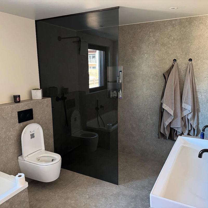 Bad mit dunkler Wandgestaltung, wandhängendem WC und Badewanne