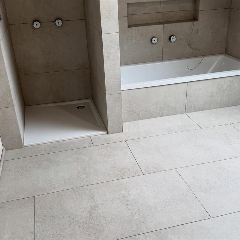 Badewanne neben einer bodengleichen Dusche