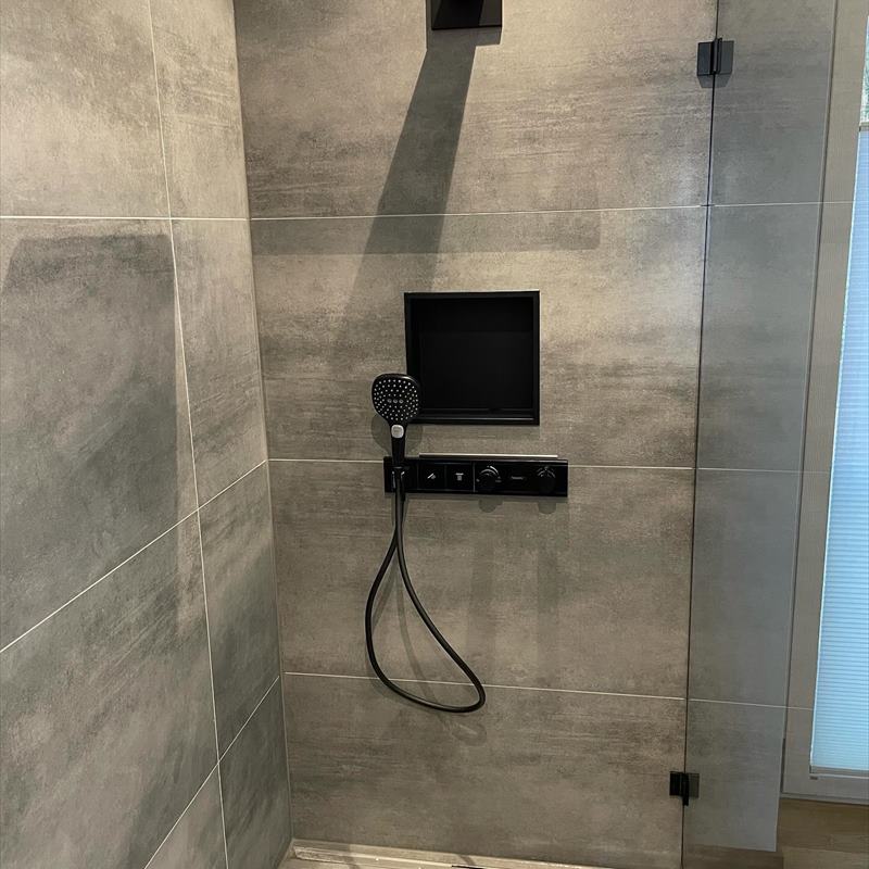Dusche in Betonoptik mit schwarzer Armatur