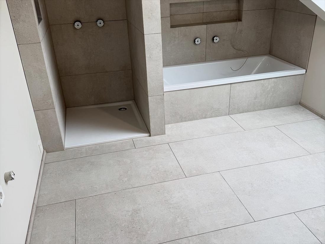 Badewanne neben einer bodengleichen Dusche